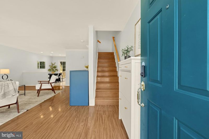 8906 Royal Astor Way, Fairfax, VA 22031
