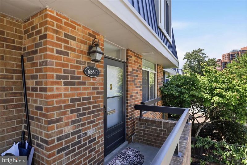 656 15th St S #2, Arlington, VA 22202