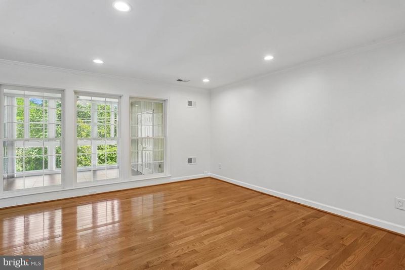 5717 Brewer House Cir #102, Rockville, MD 20852