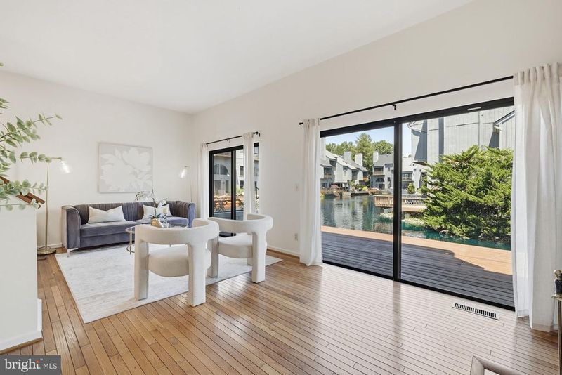 11124 Glade Dr, Reston, VA 20191