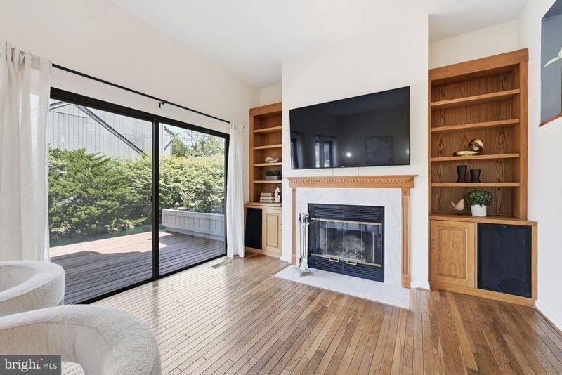 11124 Glade Dr, Reston, VA 20191