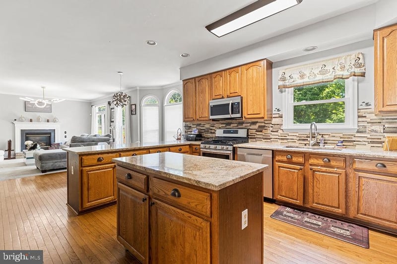 5886 Rhode Island Dr, Woodbridge, VA 22193