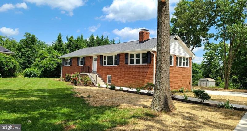 7 Cedar Dr, Sterling, VA 20164
