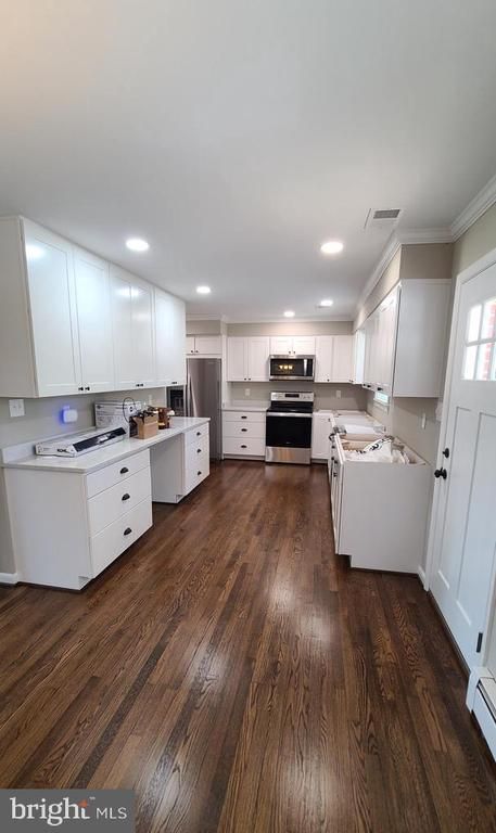 7 Cedar Dr, Sterling, VA 20164