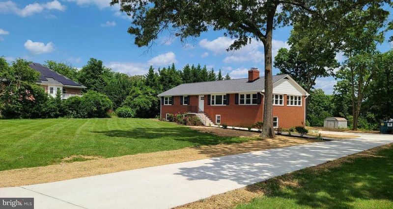 7 Cedar Dr, Sterling, VA 20164
