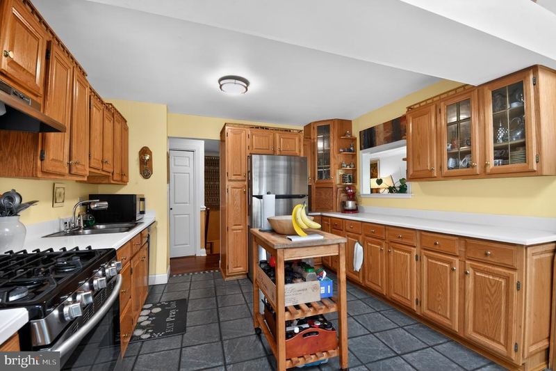 7941 Harwood Pl, Springfield, VA 22152