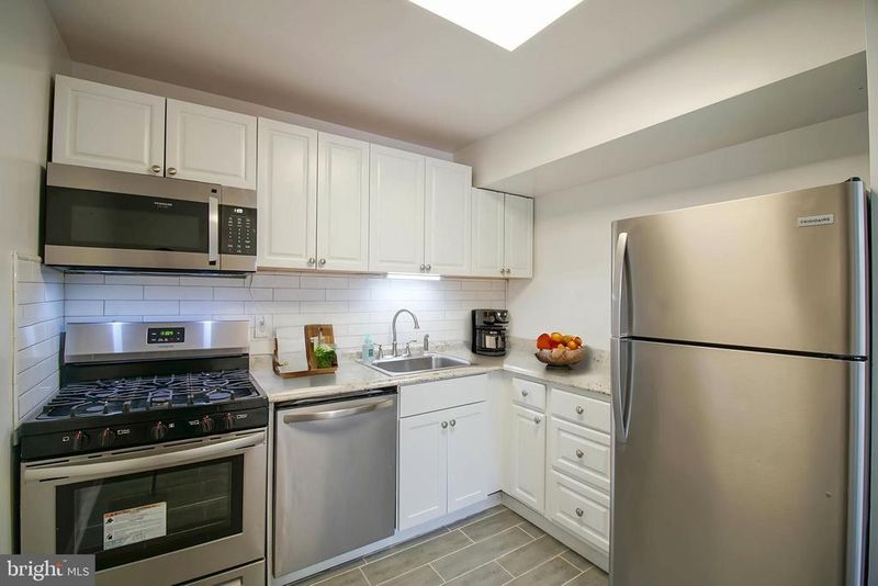 6 Canterbury Sq #301, Alexandria, VA 22304