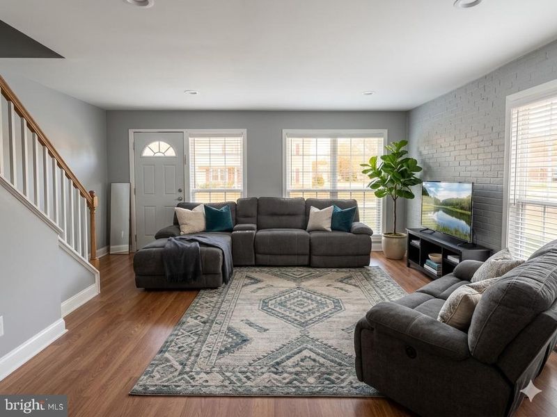 907 E Meadows Ct, Oxon Hill, MD 20745