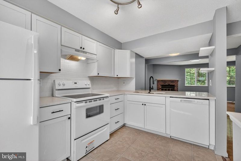 6844 Heatherway Ct, Alexandria, VA 22315