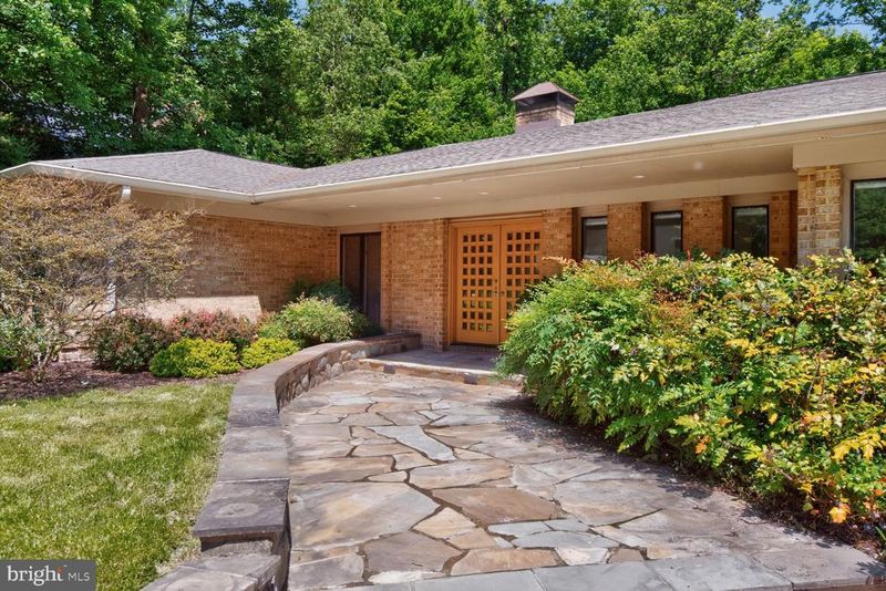 10801 Balantre Ln, Potomac, MD 20854