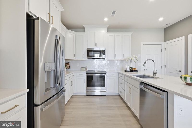 17640 Hawkins Ln, Dumfries, VA 22026