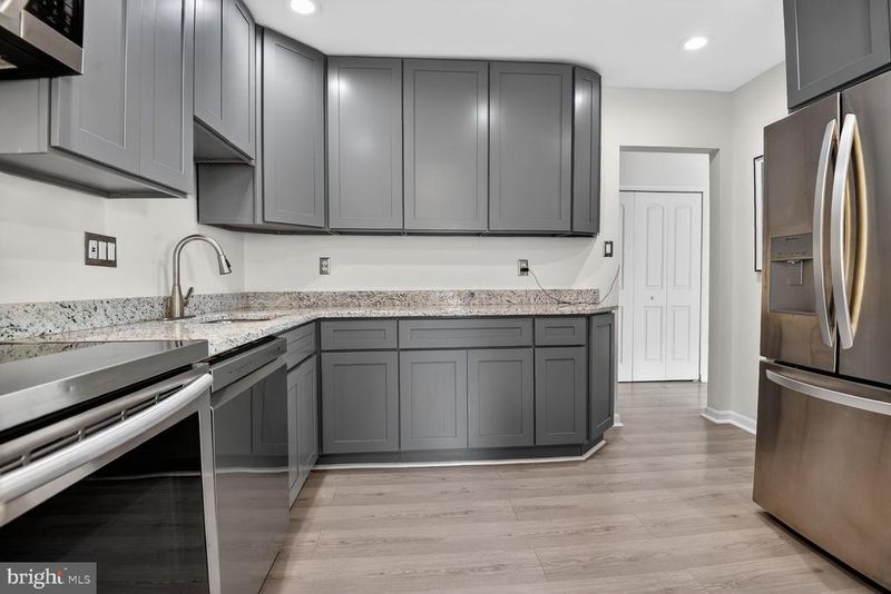 9702 Kingsbridge Dr #302, Fairfax, VA 22031