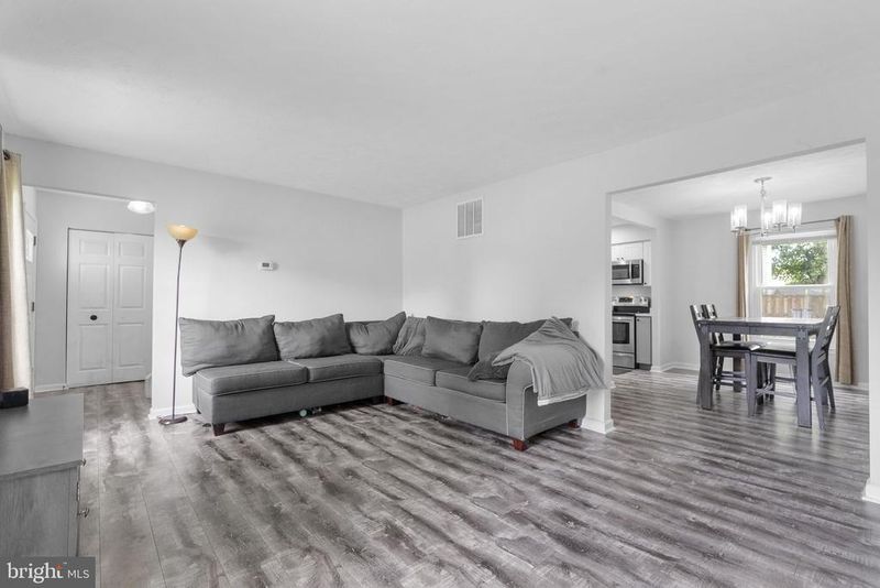 1412 Rollinghouse Dr, Frederick, MD 21703