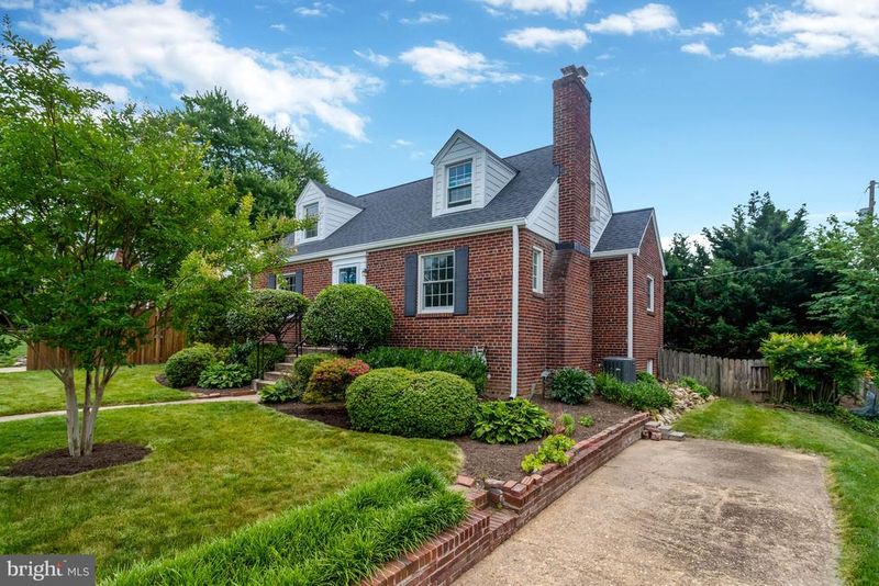 5028 25th St N, Arlington, VA 22207