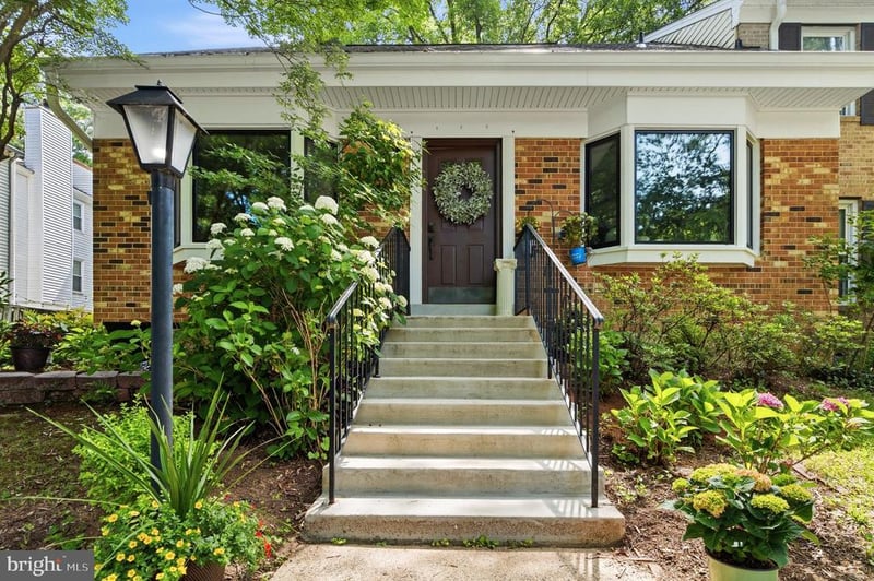 9913 Kingsbridge Dr, Fairfax, VA 22031