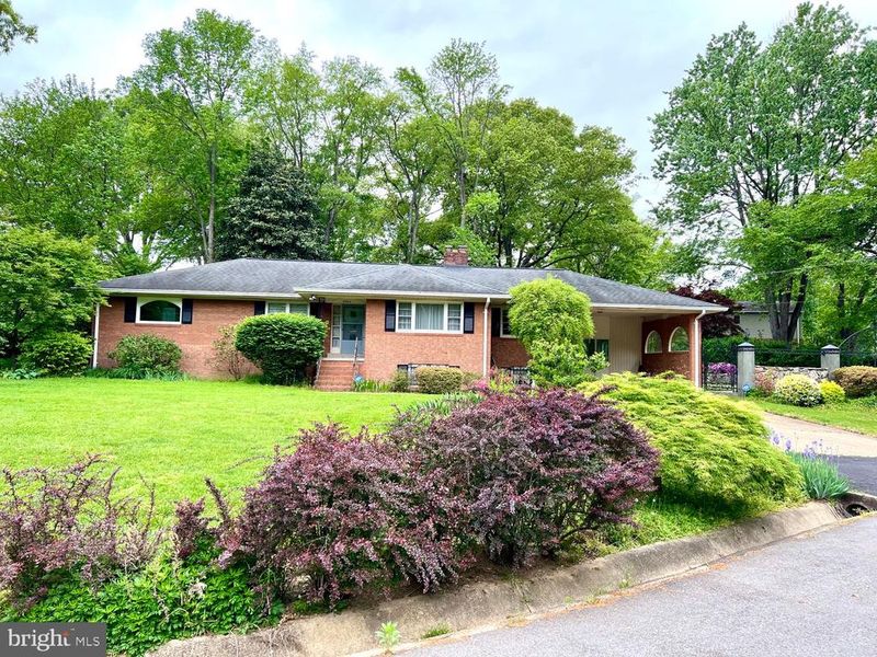 8904 Bridgehaven Ct, Alexandria, VA 22308