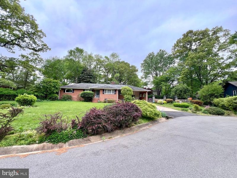 8904 Bridgehaven Ct, Alexandria, VA 22308