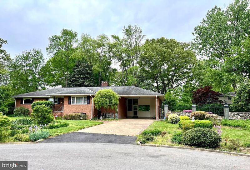 8904 Bridgehaven Ct, Alexandria, VA 22308