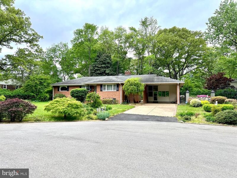 8904 Bridgehaven Ct, Alexandria, VA 22308