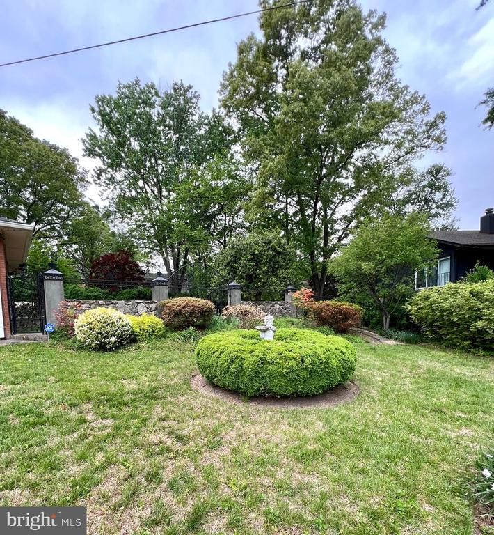 8904 Bridgehaven Ct, Alexandria, VA 22308