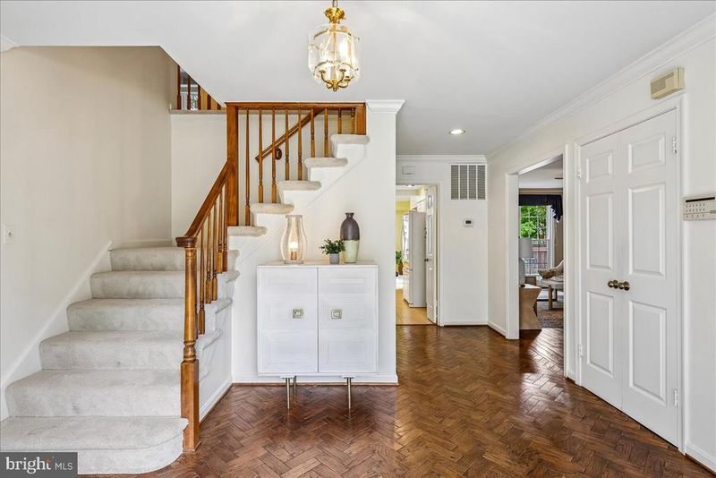 9804 Dansk Ct, Fairfax, VA 22032