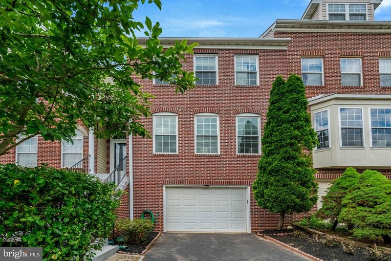2916 Mainstone Dr, Fairfax, VA 22031