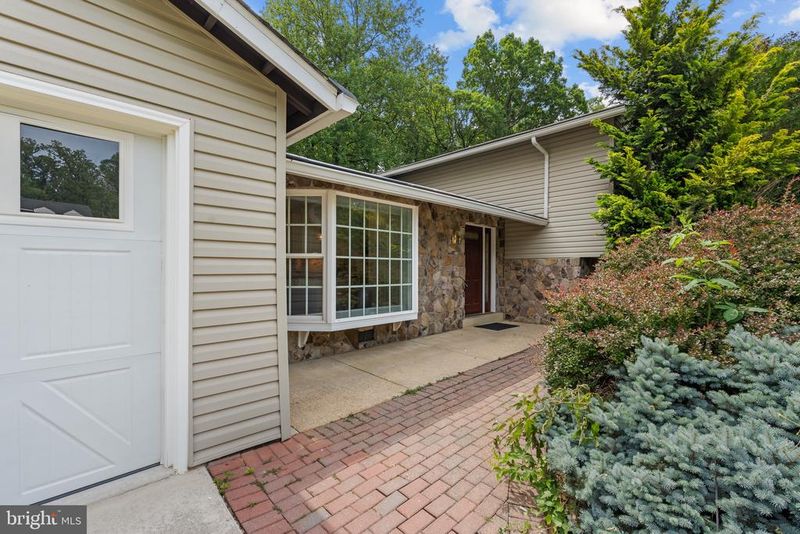 5015 Gadsen Dr, Fairfax, VA 22032