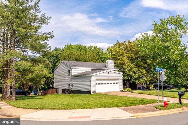 205 Magnolia Ct, Sterling, VA 20164
