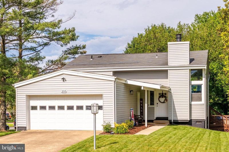 205 Magnolia Ct, Sterling, VA 20164