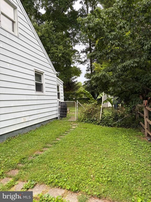 6902 Kenfig Dr, Falls Church, VA 22042