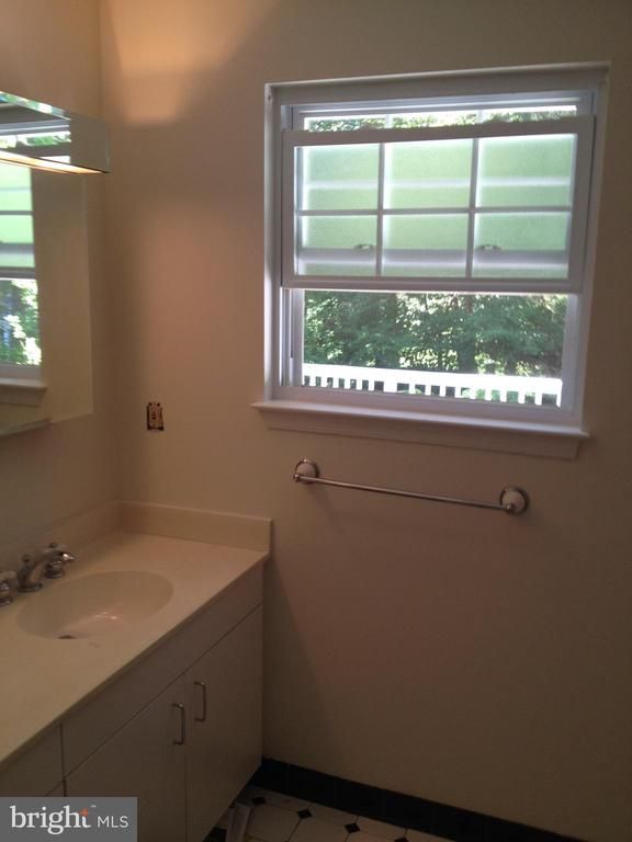 7017 Murray Ln, Annandale, VA 22003