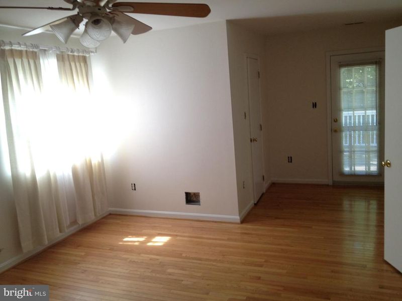 7017 Murray Ln, Annandale, VA 22003