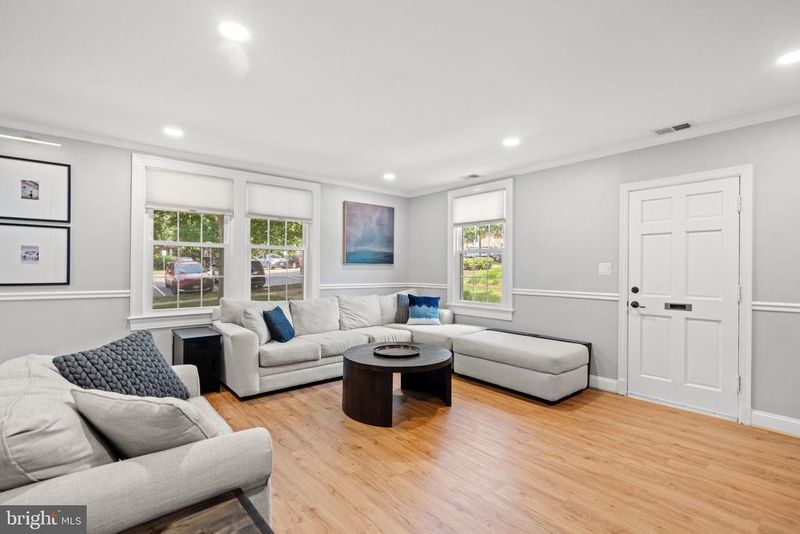 1021 S Barton St #124, Arlington, VA 22204