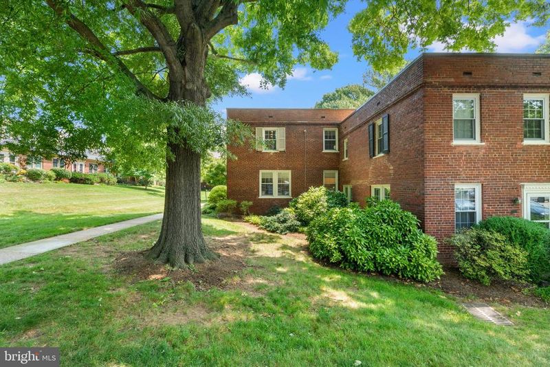 1021 S Barton St #124, Arlington, VA 22204