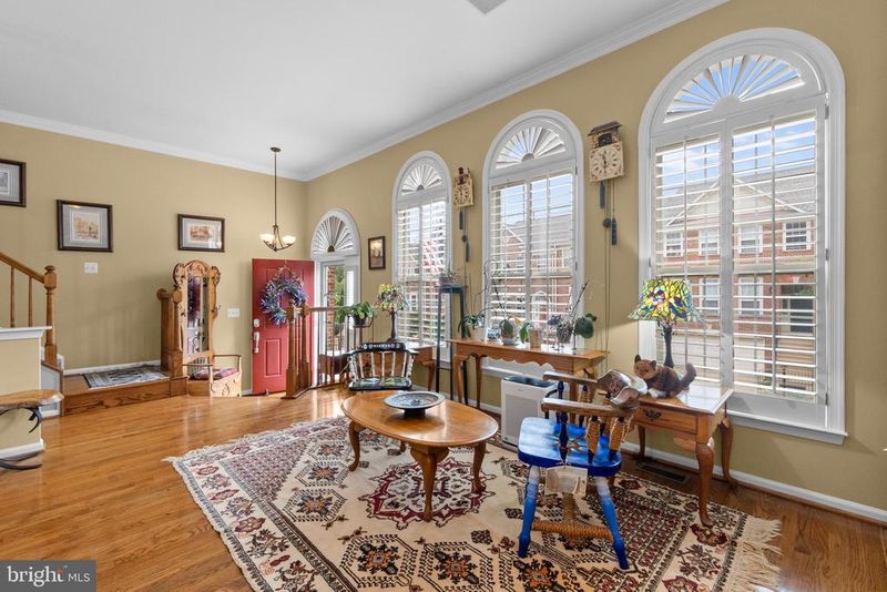 5259 Cozy Glen Ln, Alexandria, VA 22312