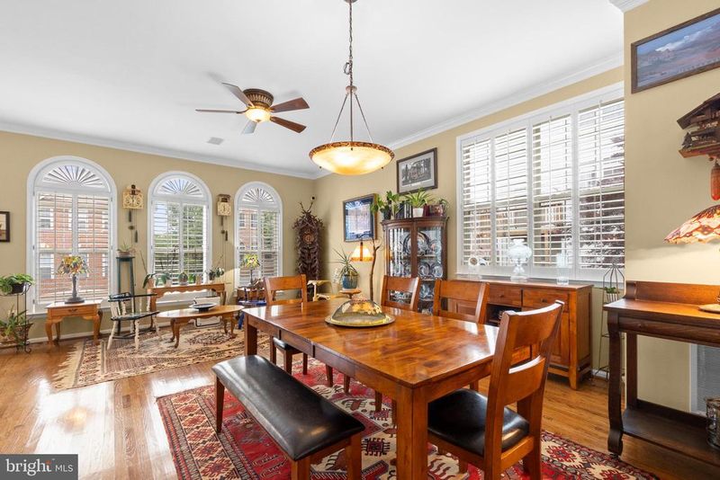 5259 Cozy Glen Ln, Alexandria, VA 22312