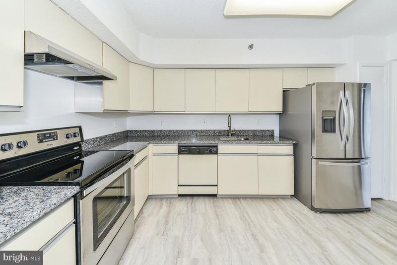 1016 S Wayne St #408, Arlington, VA 22204