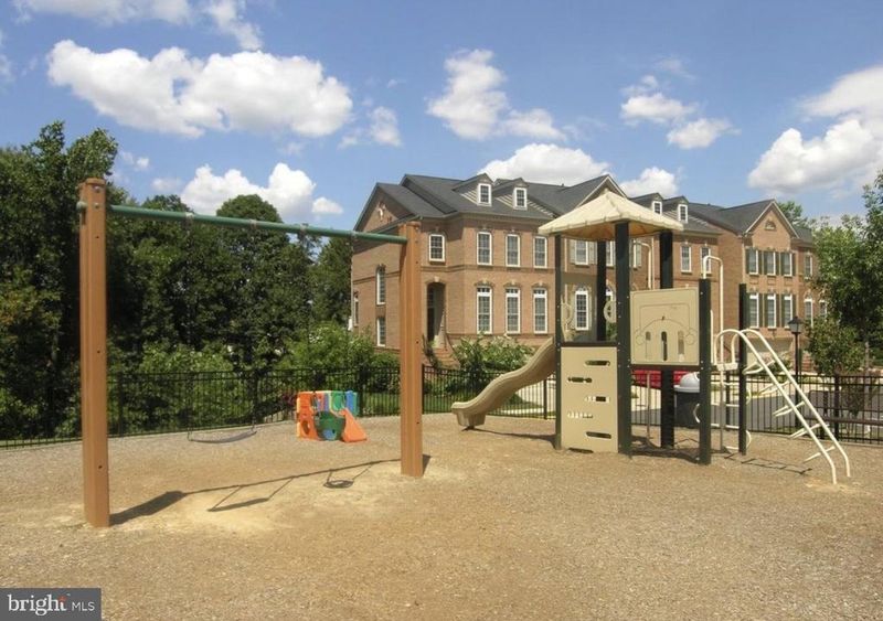 7011 Stone Inlet Dr, Fort Belvoir, VA 22060