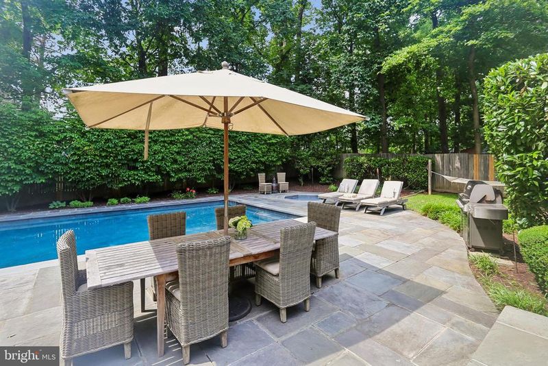 11220 Willowbrook Dr, Potomac, MD 20854