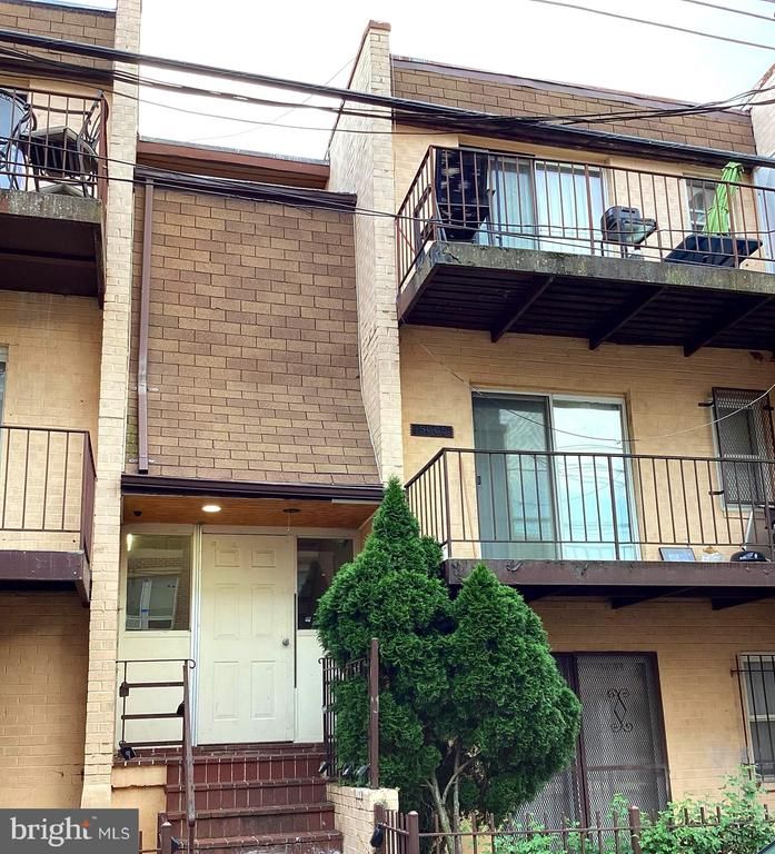 5005 D St SE #104, Washington, DC 20019