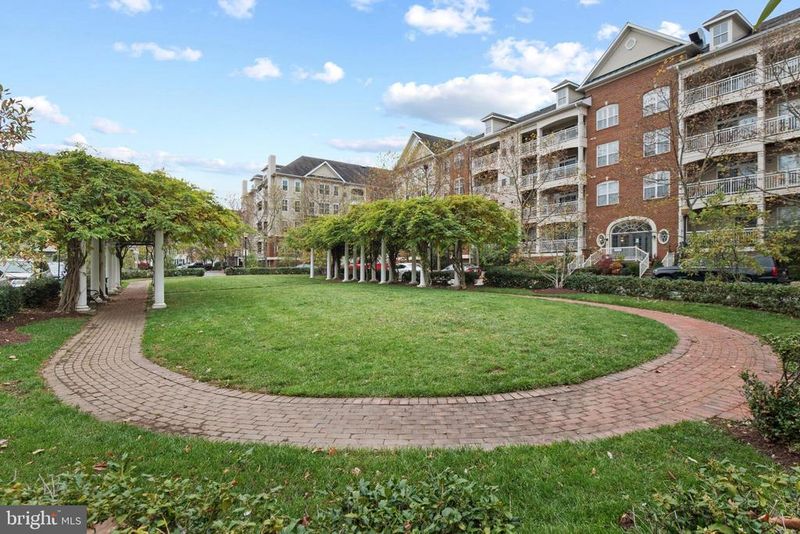 5112 Donovan Dr #107, Alexandria, VA 22304