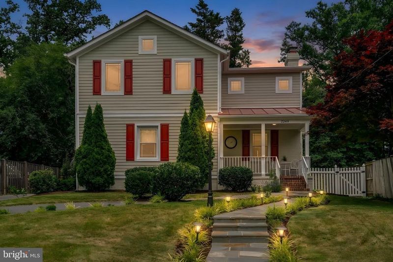 2249 N Wakefield St N, Arlington, VA 22207