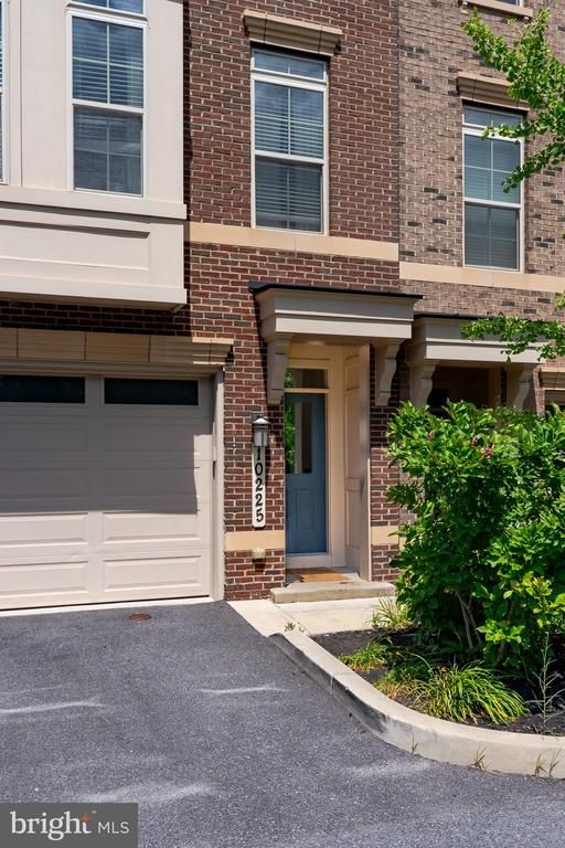 10225 Hilltop Ascent Dr, Rockville, MD 20850