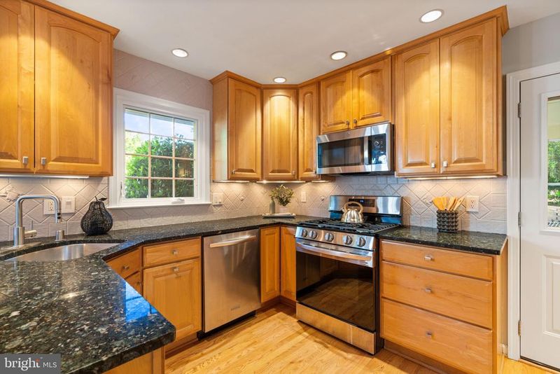 9713 Rhapsody Dr, Vienna, VA 22181