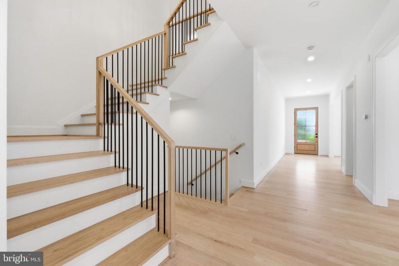 6908 Mount Daniel Dr, Falls Church, VA 22046