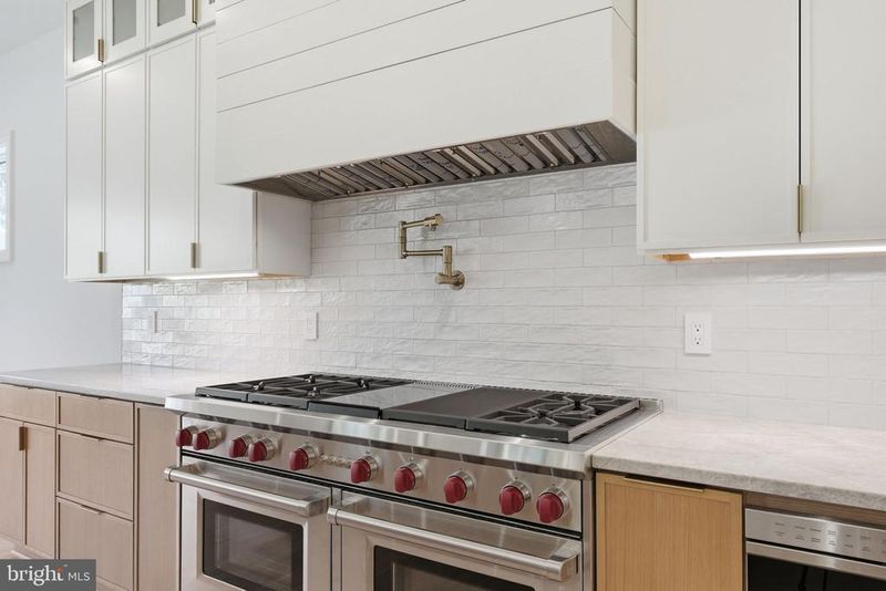 6908 Mount Daniel Dr, Falls Church, VA 22046