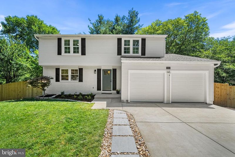 2851 Edgelea Rd, Vienna, VA 22181