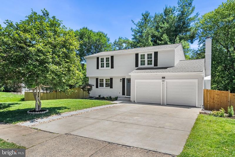 2851 Edgelea Rd, Vienna, VA 22181
