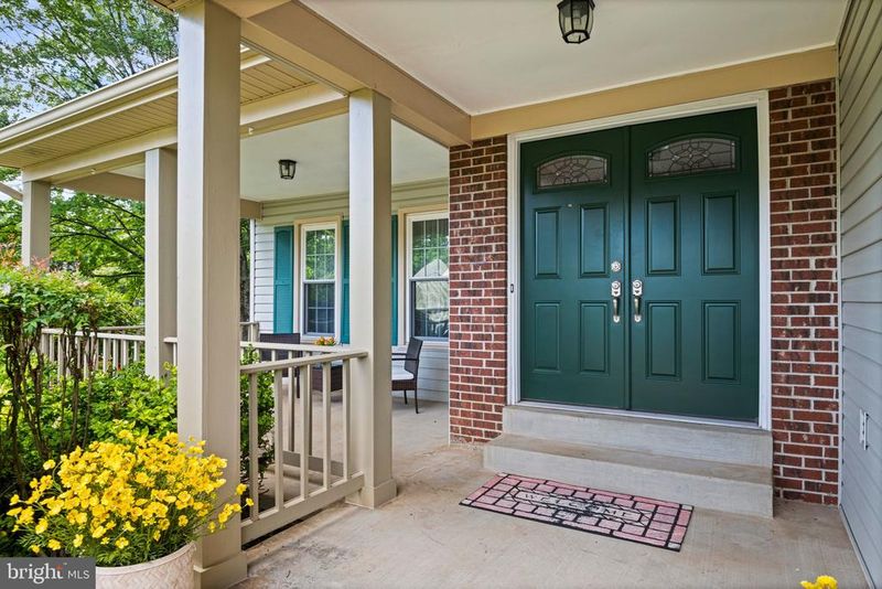 13300 Tuckaway Dr, Fairfax, VA 22033