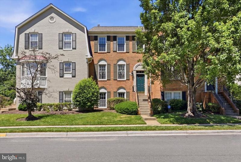 2004 Gallows Tree Ln, Vienna, VA 22182